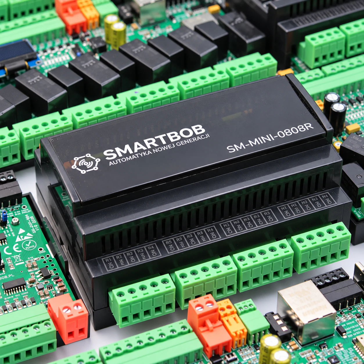 SMARTBOB SM-MINI-0808R controller among automation modules